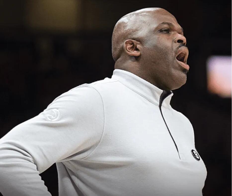 开云体育娱乐 -莱万多夫斯基遭遇五持续失利，老鹰教练压力巨大！(莱万多夫斯基精彩进球)