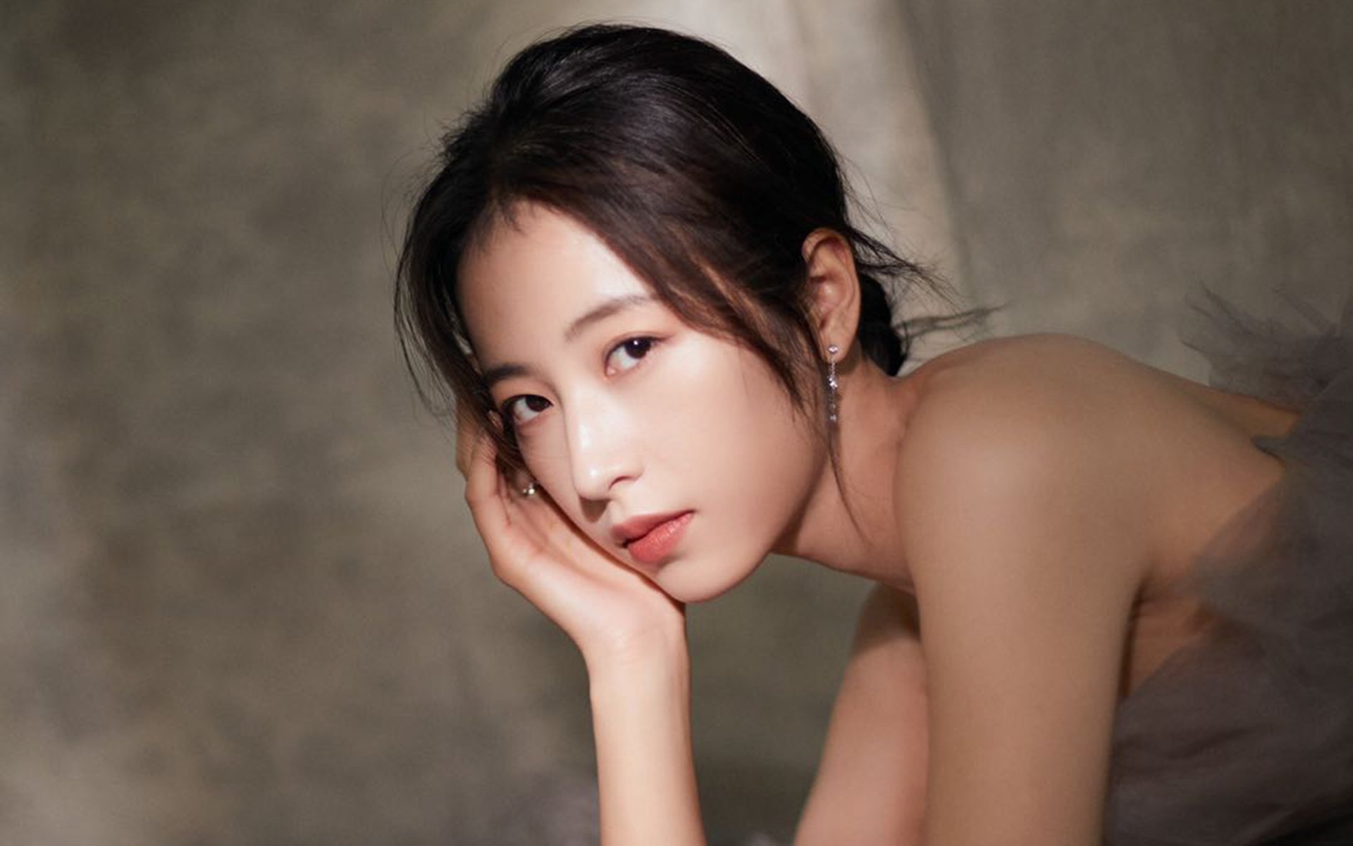 电竞与篮球的双重狂欢：DWG首战封神VS塔图姆震撼回归