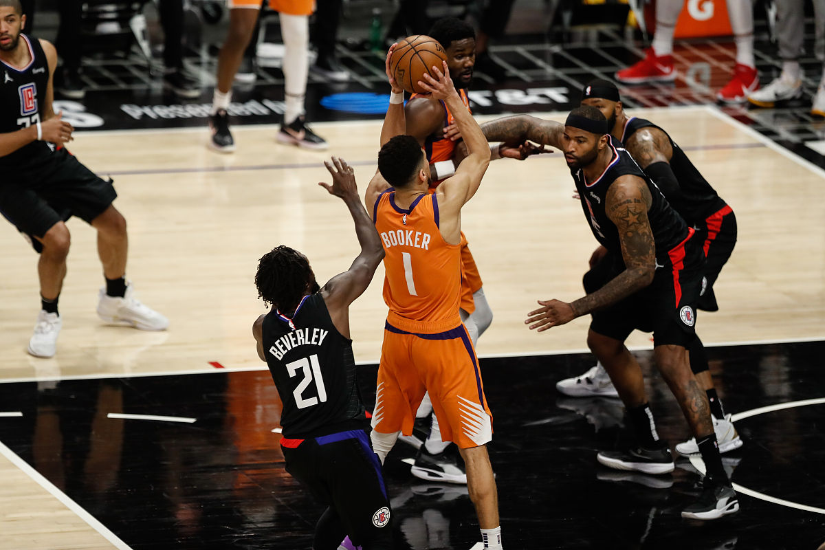 浓眉哥意外战胜MAD,出色发挥引爆全场!(麦迪经典再现单手抓球全场沸腾视频) 浓眉哥意外战胜MAD,出色发挥引爆全场!(麦迪经典再现单手抓球全场沸腾视频)