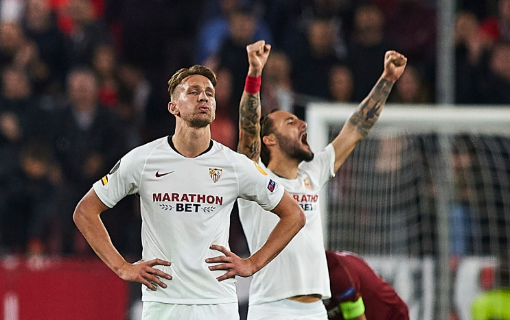 今晨俄克拉荷马雷霆调整名单以备葡超；防线松动环节打磨；质疑声四起；更衣室氛围转暖的简单介绍