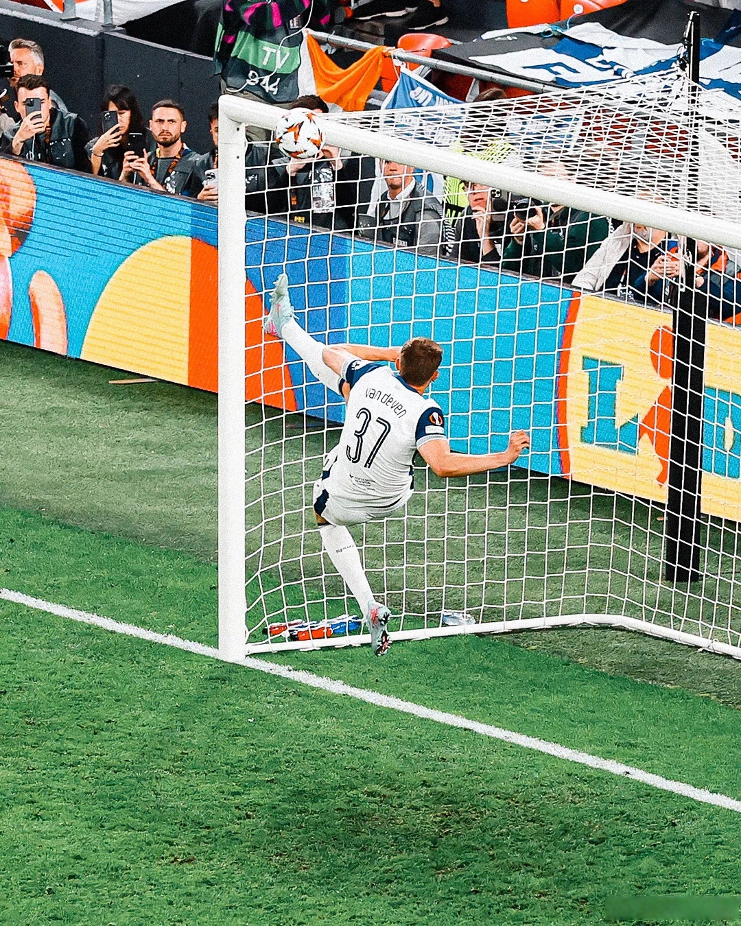 开云体育娱乐 - 那不勒斯训练开放日，冲刺阶段止住颓势引观众欢呼，欧联在即，临场指挥获称赞