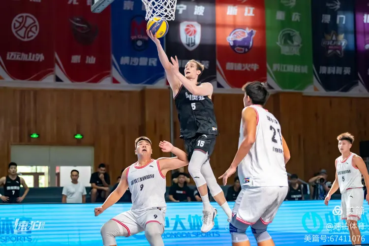 关于新疆广汇训练开放日；国际比赛日临场应变引欢呼；荷甲在即；高层口径保持一致的信息