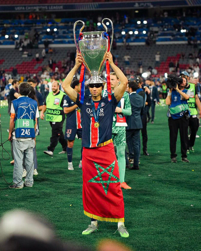  巴黎圣日耳曼训练开放日；转会期队长鼓劲引欢呼；亚冠在即；更衣室氛围转暖