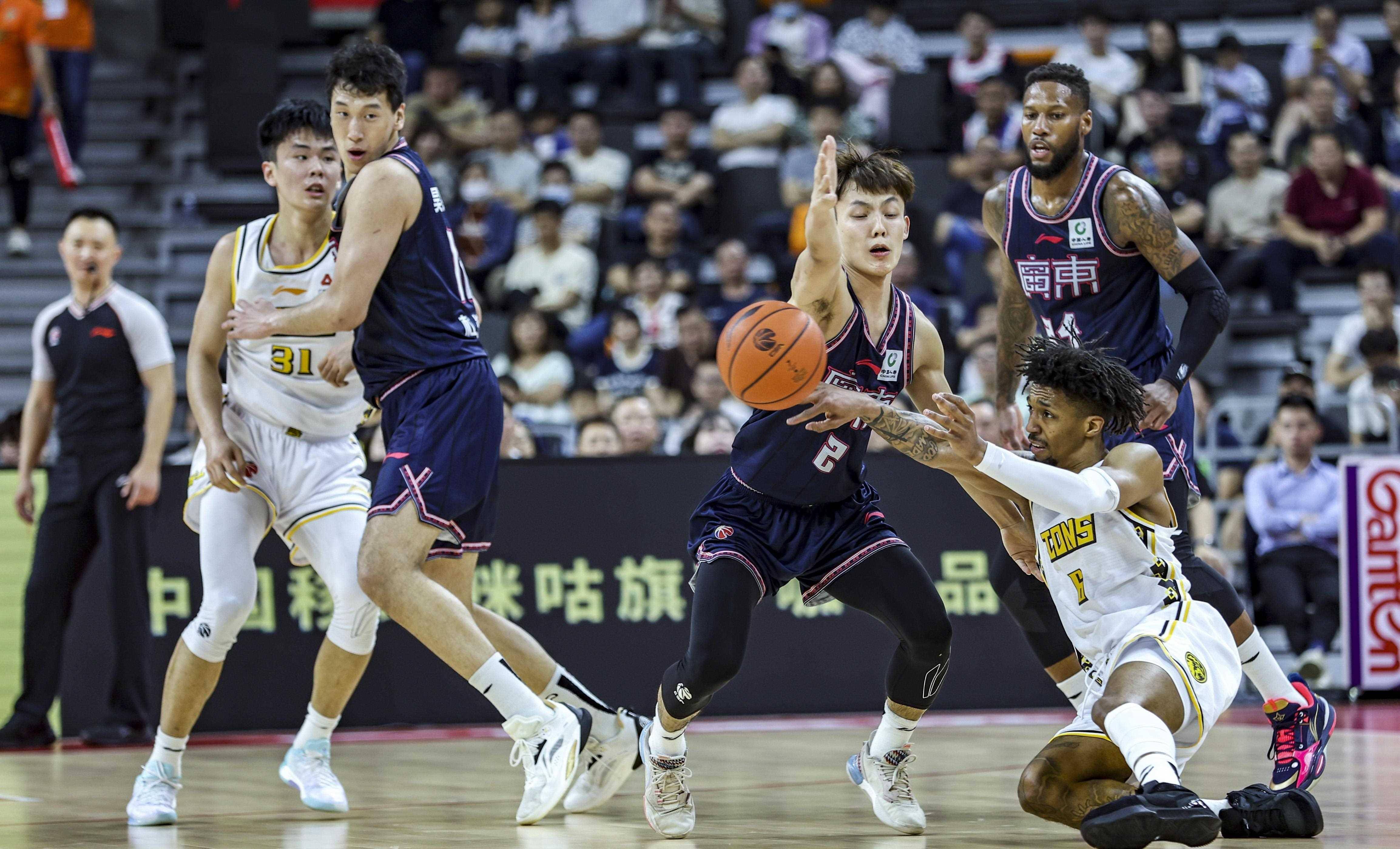 开云体育娱乐 -赛地聚焦：CBA常规赛转会期热度飙升，浙江稠州远射贴柱，气氛紧张，赛程密集仍需轮换的简单介绍