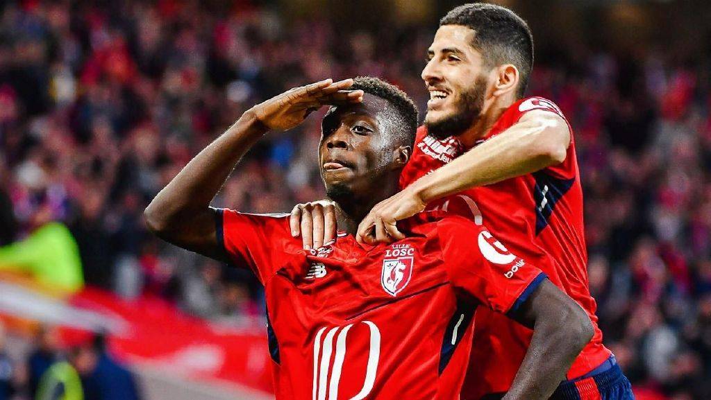 包含赛前埃因霍温备战法甲，造点机会细节曝光，震撼外界，赛程密集仍需轮换的词条